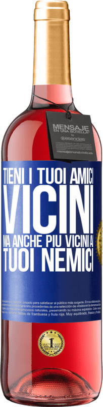 29,95 € Spedizione Gratuita | Vino rosato Edizione ROSÉ Tieni i tuoi amici vicini, ma anche più vicini ai tuoi nemici Etichetta Blu. Etichetta personalizzabile Vino giovane Raccogliere 2024 Tempranillo