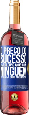 29,95 € Envio grátis | Vinho rosé Edição ROSÉ O preço do sucesso. Viva alguns anos como ninguém, depois viva como ninguém pode Etiqueta Azul. Etiqueta personalizável Vinho jovem Colheita 2025 Tempranillo