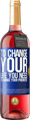 29,95 € Бесплатная доставка | Розовое вино Издание ROSÉ Чтобы изменить свою жизнь, вам нужно изменить свои приоритеты Синяя метка. Настраиваемая этикетка Молодое вино Урожай 2023 Tempranillo