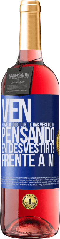 29,95 € Envío gratis | Vino Rosado Edición ROSÉ Ven y dime al oído que te has vestido hoy pensando en desvestirte frente a mi Etiqueta Azul. Etiqueta personalizable Vino joven Cosecha 2024 Tempranillo