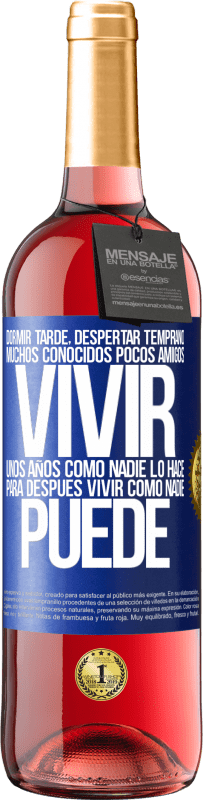 29,95 € Envío gratis | Vino Rosado Edición ROSÉ Dormir tarde, despertar temprano. Muchos conocidos, pocos amigos. Vivir unos años como nadie lo hace, para después vivir Etiqueta Azul. Etiqueta personalizable Vino joven Cosecha 2024 Tempranillo