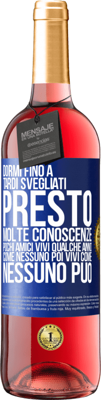 29,95 € Spedizione Gratuita | Vino rosato Edizione ROSÉ Dormi fino a tardi, svegliati presto. Molte conoscenze, pochi amici. Vivi qualche anno come nessuno, poi vivi come nessuno Etichetta Blu. Etichetta personalizzabile Vino giovane Raccogliere 2024 Tempranillo