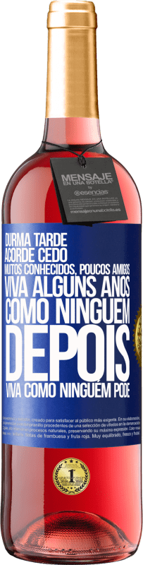 29,95 € Envio grátis | Vinho rosé Edição ROSÉ Durma tarde, acorde cedo. Muitos conhecidos, poucos amigos. Viva alguns anos como ninguém, depois viva como ninguém pode Etiqueta Azul. Etiqueta personalizável Vinho jovem Colheita 2024 Tempranillo