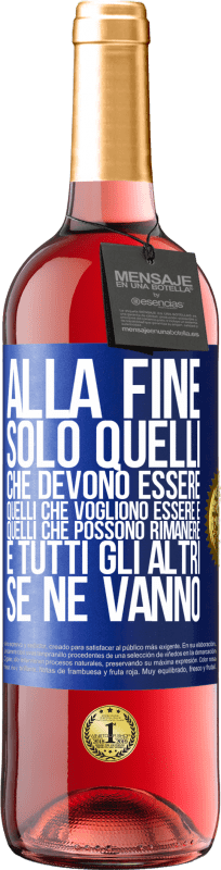 29,95 € Spedizione Gratuita | Vino rosato Edizione ROSÉ Alla fine, solo quelli che devono essere, quelli che vogliono essere e quelli che possono rimanere. E tutti gli altri se ne Etichetta Blu. Etichetta personalizzabile Vino giovane Raccogliere 2024 Tempranillo