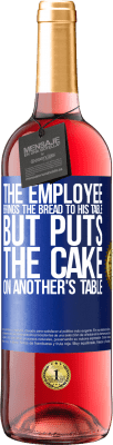 29,95 € Free Shipping | Rosé Wine ROSÉ Edition The employee brings the bread to his table, but puts the cake on another's table Blue Label. Customizable label Young wine Harvest 2025 Tempranillo