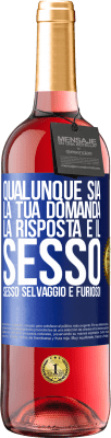 29,95 € Spedizione Gratuita | Vino rosato Edizione ROSÉ Qualunque sia la tua domanda, la risposta è il sesso. Sesso selvaggio e furioso! Etichetta Blu. Etichetta personalizzabile Vino giovane Raccogliere 2025 Tempranillo