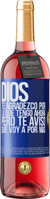 29,95 € Envío gratis | Vino Rosado Edición ROSÉ Dios, te agradezco por lo que tengo ahora, pero te aviso que voy a por más Etiqueta Azul. Etiqueta personalizable Vino joven Cosecha 2023 Tempranillo