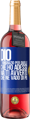 29,95 € Spedizione Gratuita | Vino rosato Edizione ROSÉ Dio, ti ringrazio per quello che ho adesso, ma ti avverto che ne vado di più Etichetta Blu. Etichetta personalizzabile Vino giovane Raccogliere 2023 Tempranillo