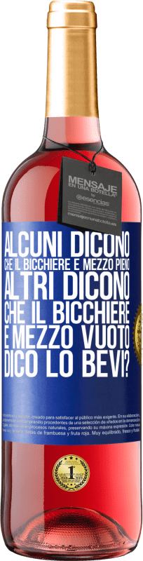 29,95 € Spedizione Gratuita | Vino rosato Edizione ROSÉ Alcuni dicono che il bicchiere è mezzo pieno, altri dicono che il bicchiere è mezzo vuoto. Dico lo bevi? Etichetta Blu. Etichetta personalizzabile Vino giovane Raccogliere 2024 Tempranillo