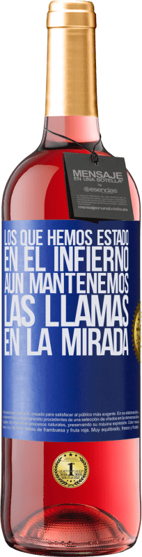 29,95 € Envío gratis | Vino Rosado Edición ROSÉ Los que hemos estado en el infierno, aún mantenemos las llamas en la mirada Etiqueta Azul. Etiqueta personalizable Vino joven Cosecha 2024 Tempranillo