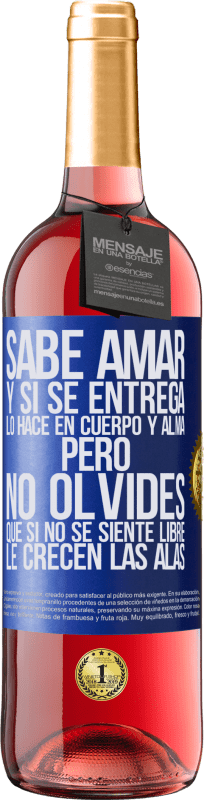 29,95 € Envío gratis | Vino Rosado Edición ROSÉ Sabe amar, y si se entrega, lo hace en cuerpo y alma. Pero, no olvides, que si no se siente libre, le crecen las alas Etiqueta Azul. Etiqueta personalizable Vino joven Cosecha 2024 Tempranillo