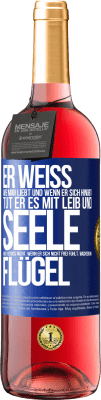 29,95 € Kostenloser Versand | Roséwein ROSÉ Ausgabe Er weiß, wie man liebt und wenn er sich hingibt, tut er es mit Leib und Seele. Aber vergiss nicht, wenn er sich nicht frei fühlt Blaue Markierung. Anpassbares Etikett Junger Wein Ernte 2023 Tempranillo