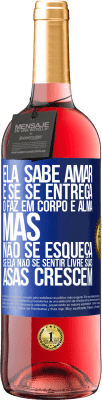 29,95 € Envio grátis | Vinho rosé Edição ROSÉ Ele sabe amar e, se se entrega, o faz em corpo e alma. Mas, não se esqueça, se você não se sentir livre, suas asas crescem Etiqueta Azul. Etiqueta personalizável Vinho jovem Colheita 2024 Tempranillo