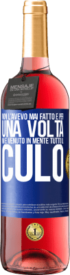 29,95 € Spedizione Gratuita | Vino rosato Edizione ROSÉ Non l'avevo mai fatto e per una volta mi è venuto in mente tutto il culo Etichetta Blu. Etichetta personalizzabile Vino giovane Raccogliere 2023 Tempranillo