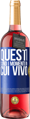 29,95 € Spedizione Gratuita | Vino rosato Edizione ROSÉ Questi sono i momenti in cui vivo Etichetta Blu. Etichetta personalizzabile Vino giovane Raccogliere 2023 Tempranillo