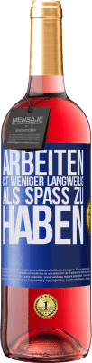 29,95 € Kostenloser Versand | Roséwein ROSÉ Ausgabe Arbeiten ist weniger langweilig als Spaß zu haben Blaue Markierung. Anpassbares Etikett Junger Wein Ernte 2024 Tempranillo