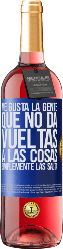 29,95 € Envío gratis | Vino Rosado Edición ROSÉ Me gusta la gente que no da vueltas a las cosas, simplemente las salta Etiqueta Azul. Etiqueta personalizable Vino joven Cosecha 2024 Tempranillo