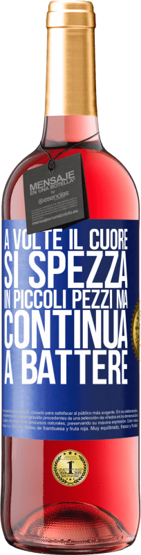 29,95 € Spedizione Gratuita | Vino rosato Edizione ROSÉ A volte il cuore si spezza in piccoli pezzi, ma continua a battere Etichetta Blu. Etichetta personalizzabile Vino giovane Raccogliere 2024 Tempranillo