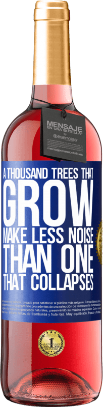 29,95 € 免费送货 | 桃红葡萄酒 ROSÉ版 一千棵生长的树木比倒塌的树木发出的噪音少 蓝色标签. 可自定义的标签 青年酒 收成 2023 Tempranillo