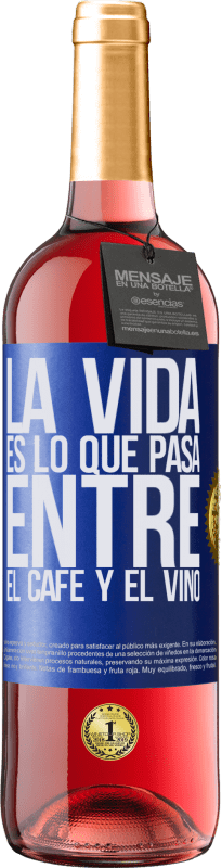 29,95 € Envío gratis | Vino Rosado Edición ROSÉ La vida es lo que pasa entre el café y el vino Etiqueta Azul. Etiqueta personalizable Vino joven Cosecha 2024 Tempranillo