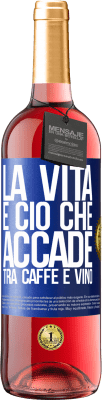 29,95 € Spedizione Gratuita | Vino rosato Edizione ROSÉ La vita è ciò che accade tra caffè e vino Etichetta Blu. Etichetta personalizzabile Vino giovane Raccogliere 2024 Tempranillo