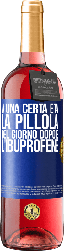 29,95 € Spedizione Gratuita | Vino rosato Edizione ROSÉ A una certa età, la pillola del giorno dopo è l'ibuprofene Etichetta Blu. Etichetta personalizzabile Vino giovane Raccogliere 2024 Tempranillo