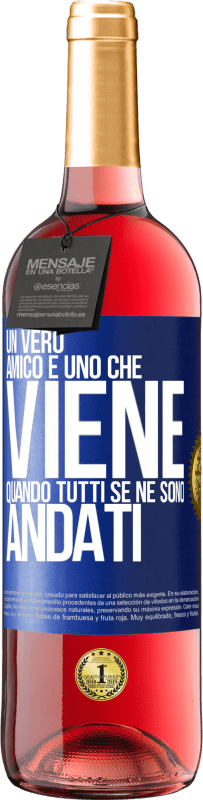 29,95 € Spedizione Gratuita | Vino rosato Edizione ROSÉ Un vero amico è uno che viene quando tutti se ne sono andati Etichetta Blu. Etichetta personalizzabile Vino giovane Raccogliere 2024 Tempranillo