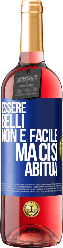 29,95 € Spedizione Gratuita | Vino rosato Edizione ROSÉ Essere belli non è facile, ma ci si abitua Etichetta Blu. Etichetta personalizzabile Vino giovane Raccogliere 2024 Tempranillo