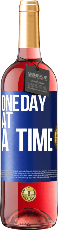 29,95 € Free Shipping | Rosé Wine ROSÉ Edition One day at a time Blue Label. Customizable label Young wine Harvest 2024 Tempranillo