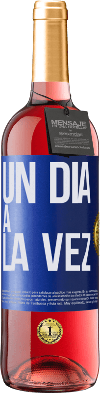 29,95 € Envío gratis | Vino Rosado Edición ROSÉ Un día a la vez Etiqueta Azul. Etiqueta personalizable Vino joven Cosecha 2023 Tempranillo