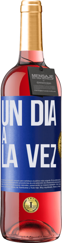 29,95 € Envío gratis | Vino Rosado Edición ROSÉ Un día a la vez Etiqueta Azul. Etiqueta personalizable Vino joven Cosecha 2024 Tempranillo