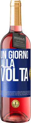 29,95 € Spedizione Gratuita | Vino rosato Edizione ROSÉ Un giorno alla volta Etichetta Blu. Etichetta personalizzabile Vino giovane Raccogliere 2023 Tempranillo