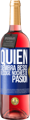 29,95 € Envío gratis | Vino Rosado Edición ROSÉ Quien siembra besos, recoge noches de pasión Etiqueta Azul. Etiqueta personalizable Vino joven Cosecha 2025 Tempranillo