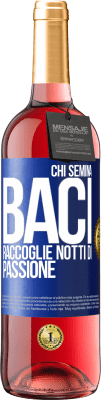 29,95 € Spedizione Gratuita | Vino rosato Edizione ROSÉ Chi semina baci, raccoglie notti di passione Etichetta Blu. Etichetta personalizzabile Vino giovane Raccogliere 2024 Tempranillo