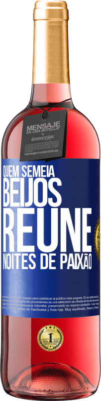 29,95 € Envio grátis | Vinho rosé Edição ROSÉ Quem semeia beijos, reúne noites de paixão Etiqueta Azul. Etiqueta personalizável Vinho jovem Colheita 2023 Tempranillo
