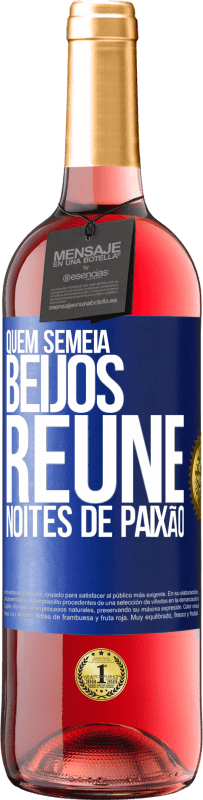 29,95 € Envio grátis | Vinho rosé Edição ROSÉ Quem semeia beijos, reúne noites de paixão Etiqueta Azul. Etiqueta personalizável Vinho jovem Colheita 2024 Tempranillo