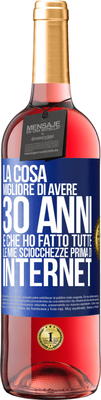 29,95 € Spedizione Gratuita | Vino rosato Edizione ROSÉ La cosa migliore di avere 30 anni è che ho fatto tutte le mie sciocchezze prima di Internet Etichetta Blu. Etichetta personalizzabile Vino giovane Raccogliere 2024 Tempranillo