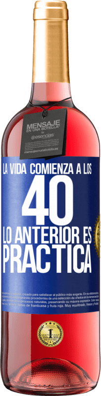 29,95 € Envío gratis | Vino Rosado Edición ROSÉ La vida comienza a los 40. Lo anterior es solamente práctica Etiqueta Azul. Etiqueta personalizable Vino joven Cosecha 2024 Tempranillo