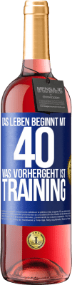 29,95 € Kostenloser Versand | Roséwein ROSÉ Ausgabe Das Leben beginnt mit 40. Was vorhergeht ist Training Blaue Markierung. Anpassbares Etikett Junger Wein Ernte 2025 Tempranillo