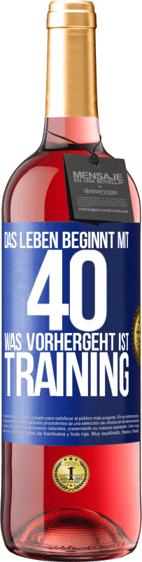 29,95 € Kostenloser Versand | Roséwein ROSÉ Ausgabe Das Leben beginnt mit 40. Was vorhergeht ist Training Blaue Markierung. Anpassbares Etikett Junger Wein Ernte 2024 Tempranillo