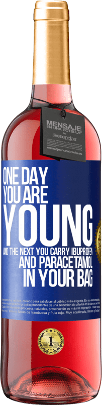 29,95 € 免费送货 | 桃红葡萄酒 ROSÉ版 有一天，您年轻，第二天，您将布洛芬和扑热息痛装在袋子中 蓝色标签. 可自定义的标签 青年酒 收成 2023 Tempranillo