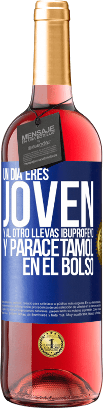 29,95 € Envío gratis | Vino Rosado Edición ROSÉ Un día eres joven y al otro llevas ibuprofeno y paracetamol en el bolso Etiqueta Azul. Etiqueta personalizable Vino joven Cosecha 2024 Tempranillo