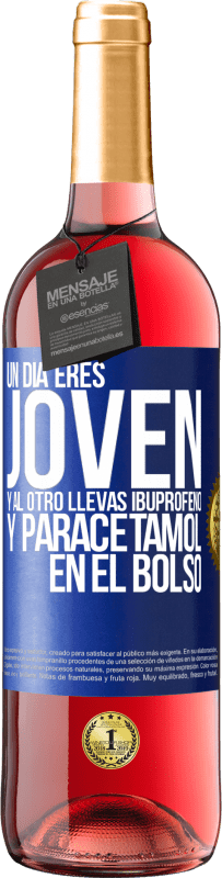 29,95 € Envío gratis | Vino Rosado Edición ROSÉ Un día eres joven y al otro llevas ibuprofeno y paracetamol en el bolso Etiqueta Azul. Etiqueta personalizable Vino joven Cosecha 2025 Tempranillo