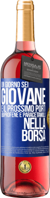 29,95 € Spedizione Gratuita | Vino rosato Edizione ROSÉ Un giorno sei giovane e il prossimo porti ibuprofene e paracetamolo nella borsa Etichetta Blu. Etichetta personalizzabile Vino giovane Raccogliere 2023 Tempranillo