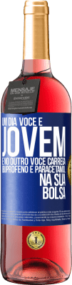 29,95 € Envio grátis | Vinho rosé Edição ROSÉ Um dia você é jovem e no outro você carrega ibuprofeno e paracetamol na sua bolsa Etiqueta Azul. Etiqueta personalizável Vinho jovem Colheita 2023 Tempranillo