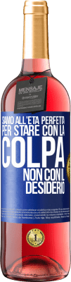 29,95 € Spedizione Gratuita | Vino rosato Edizione ROSÉ Siamo all'età perfetta, per stare con la colpa, non con il desiderio Etichetta Blu. Etichetta personalizzabile Vino giovane Raccogliere 2023 Tempranillo