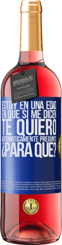 29,95 € Envío gratis | Vino Rosado Edición ROSÉ Estoy en una edad en que si me dicen, te quiero automáticamente pregunto ¿Para qué? Etiqueta Azul. Etiqueta personalizable Vino joven Cosecha 2024 Tempranillo