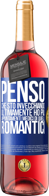 29,95 € Spedizione Gratuita | Vino rosato Edizione ROSÉ Penso che sto invecchiando. Ultimamente ho più appuntamenti medici di quelli romantici Etichetta Blu. Etichetta personalizzabile Vino giovane Raccogliere 2024 Tempranillo