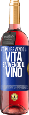 29,95 € Spedizione Gratuita | Vino rosato Edizione ROSÉ Sto più bevendo la vita e vivendo il vino Etichetta Blu. Etichetta personalizzabile Vino giovane Raccogliere 2023 Tempranillo