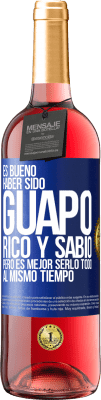 29,95 € Envío gratis | Vino Rosado Edición ROSÉ Es bueno haber sido guapo, rico y sabio, pero es mejor serlo todo al mismo tiempo Etiqueta Azul. Etiqueta personalizable Vino joven Cosecha 2024 Tempranillo